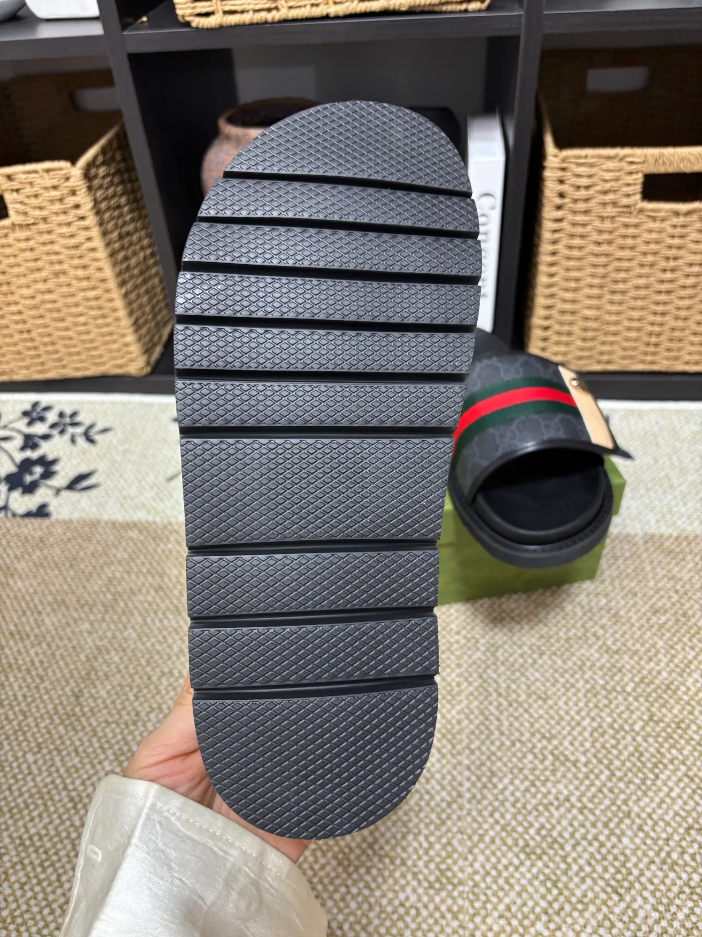 Factory 💰 300 yuan Gucci slippers] high-end men's shoes brand official website 1:1 latest masterpiece: original mold customization, the fabric is made of imported original materials, upgraded outsole, lighter and non-slip. The market's top quality, simple yet tasteful, a must-have for fashionistas, fashionable at your feet, full of confidence, the same style at the counter 👍The season of summer slippers is here. Code: 38-45 (45 customized)